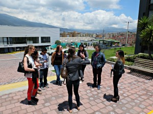 Haciendo un tour de la sede Queri con las estudiantes internacionales.