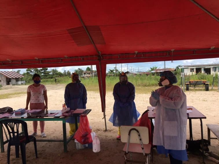 UDLA y Amazon Frontlines realizan toma de muestras de COVID-19 a comunidades indígenas en Pastaza