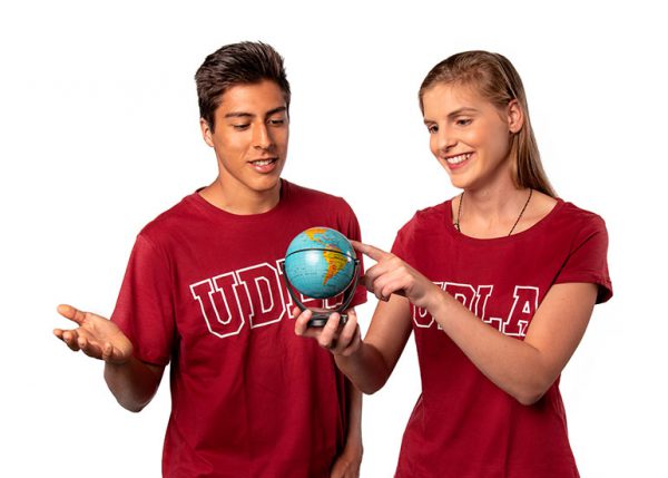 Imagen de dos estudiantes de la UDLA con una bola del mundo