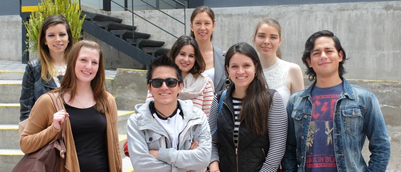 Estudiantes internacionales con personal de Programas Internacionales y UDLAmigos